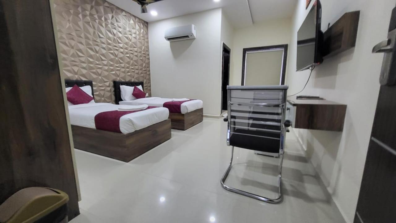 Hotel Vaishnavi Grand Miriālgūda Extérieur photo