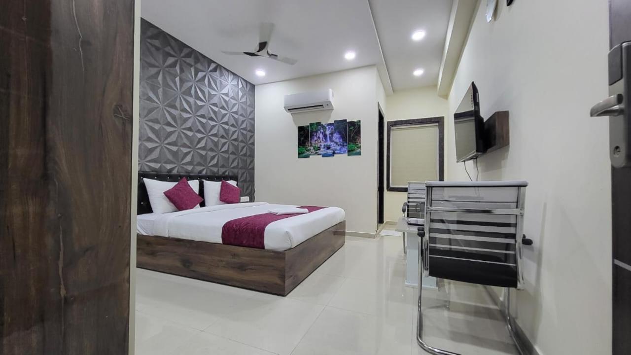 Hotel Vaishnavi Grand Miriālgūda Extérieur photo